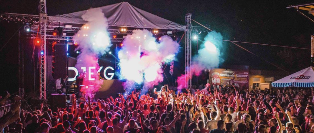 Free Lively outdoor music festival with vibrant lights, crowd energy, and a dynamic performance. Stock Photo